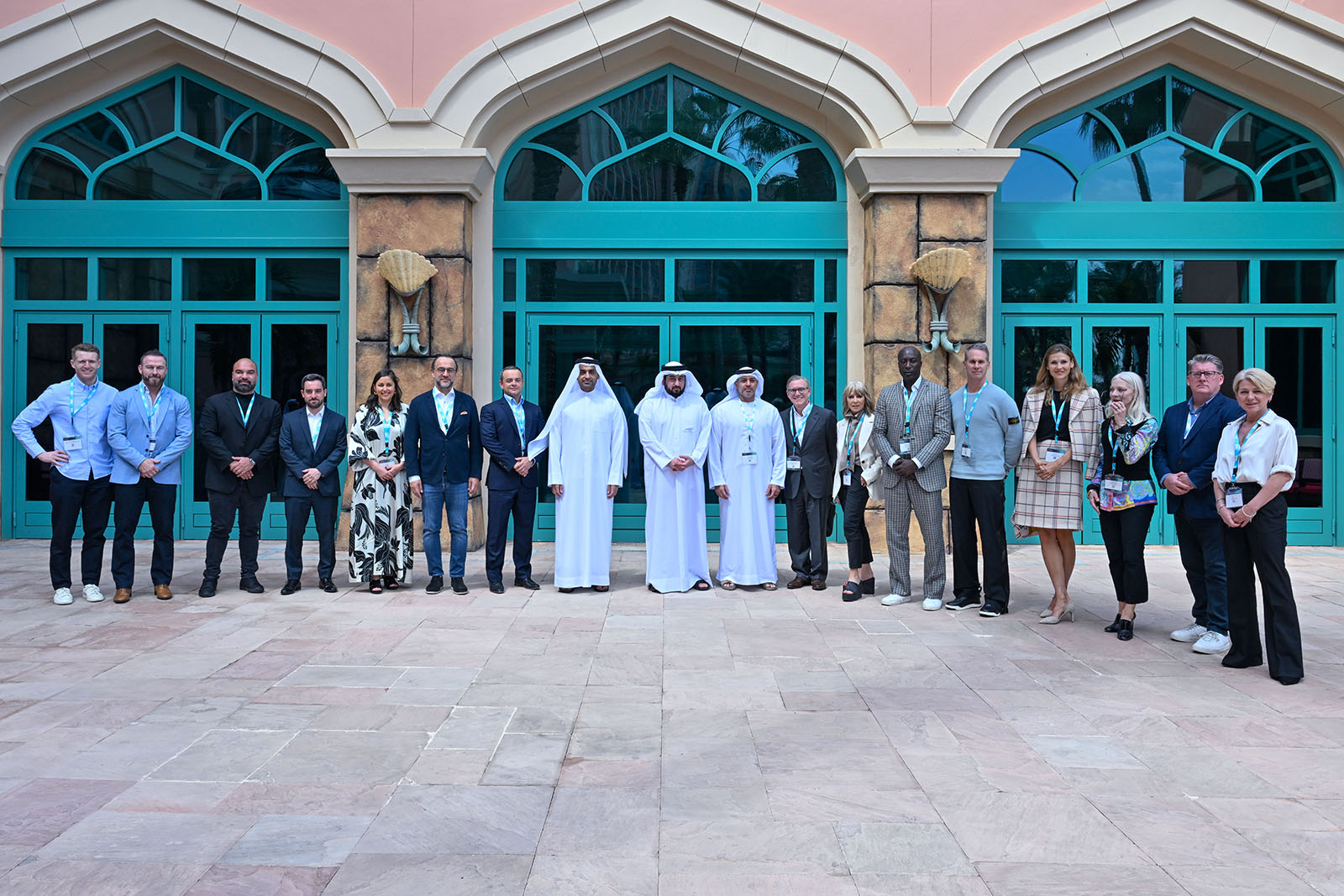 Ahmed bin Mohammed meets with leaders and representatives of global brands on the sidelines of the 4th edition of The Retail Summit